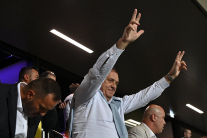 Milorad Dodik s podignuta tri prsta bodri Borac protiv Austrije