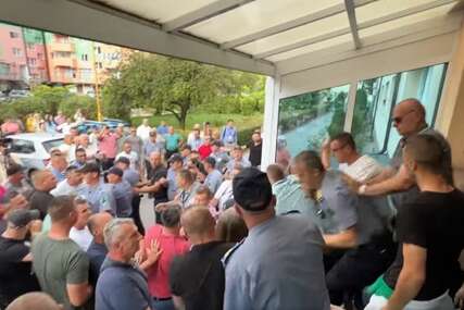 Policija ispred Opštine u Banovićima spriječila opštu tuču (VIDEO)