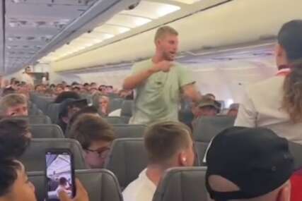 Mladić iz Zadra pokušao otvoriti vrata aviona - U LETU (VIDEO)