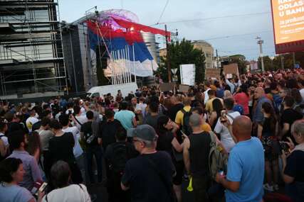 Napeto ispred TV Pink: Demonstranti bacali toalet-papir na zgradu, uzvikivali "Ubice"