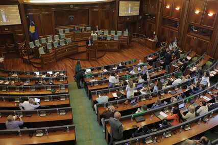 Skupština Kosova održala minut šutnje za žrtve genocida u Srebrenici