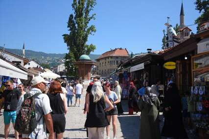 Uprkos visokim temperaturama na ulicama Sarajeva veliki broj turista (FOTO)
