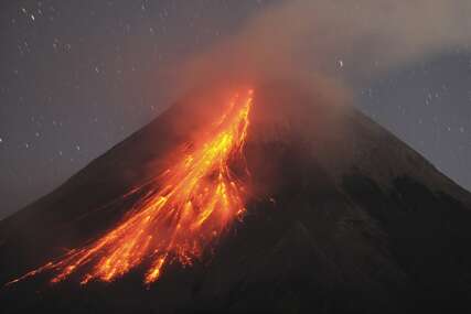 Pogledajte kako vulkan Merapi izbacuje lavu u Indoneziji (FOTO)