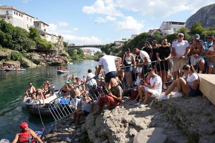 Incident u Mostaru: Turistkinja s terase kafića pala u Neretvu