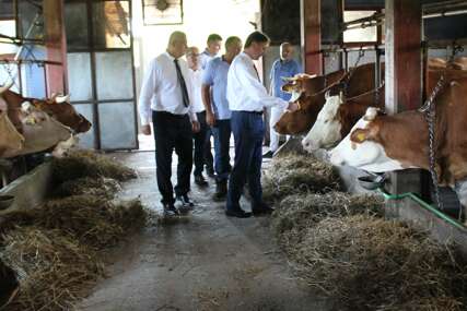 Ministar Hrnjić posjetio ZDK: Poljoprivredni proizvođači trebaju biti u fokusu svih nivoa vlasti (FOTO)