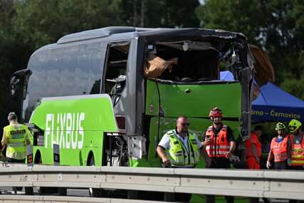 Sudarila se dva autobusa, poginuo vozač, desetine povrijeđenih