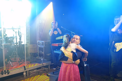 Aco Pejović u suzama: Na koncert u Vitezu došla djevojčica kojoj je prije 10 godina spasio život (VIDEO)