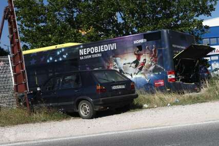 Autobus u Mostaru proletio kroz zaštitnu ogradu tržnog centra
