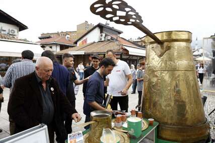 Fotoreporter Bosnainfo zabilježio je najveću džezvu na svijetu punu kafe koja se dijeli po Baščaršiji (FOTO)