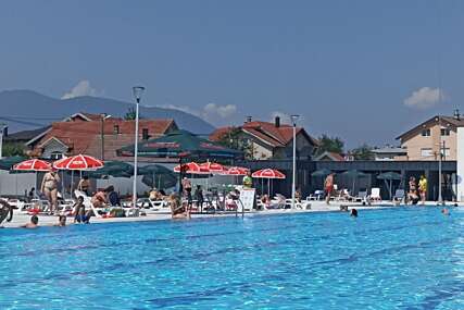 Reporter Bosnainfo uhvatio je atmosferu na novootvorenom dobrinjskom bazenu