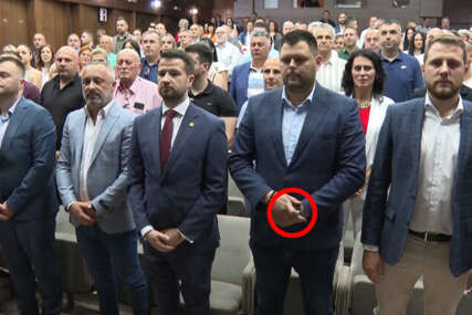 Gradonačelnk Nikšića tokom intoniranja himne Crne Gore pokazivao srednji prst