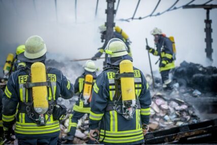 Užas u Francuskoj: Vatrogasci našli tijelo bebe u torbi nakon gašenja požara u zgradi
