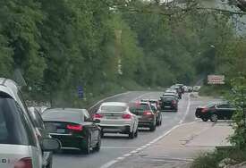 Iako imamo dojam da su vozila svuda oko nas: 55.300 bh. građana ima vozačku dozvolu, ali ne i automobil