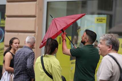 Kišobrani zamijenili lepeze: Pogledajte kako je na ulicama Sarajeva