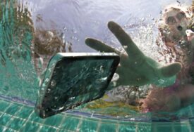 Evo kako osušiti mobitel nakon što padne u vodu