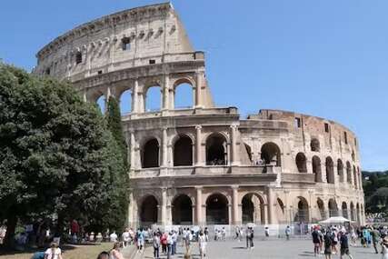 Vandalski čin u Rimu: 17-godišnjakinja urezala inicijale u Koloseumu
