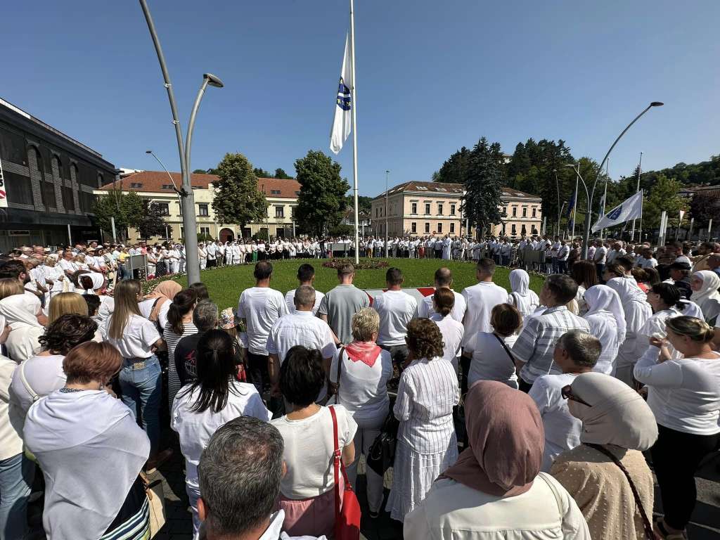 U Cazinu Obilježen Dan Sjećanja Na žrtve Genocida U Srebrenici - BosnaInfo