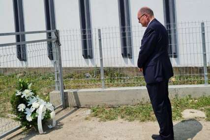 Schmidt posjetio mjesta masovnih ubistava Bošnjaka u Kravici i Novoj Kasabi