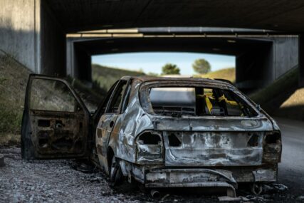 Podmetnut požar: U Sarajevu izgorila dva automobila, jedna osoba uhapšena