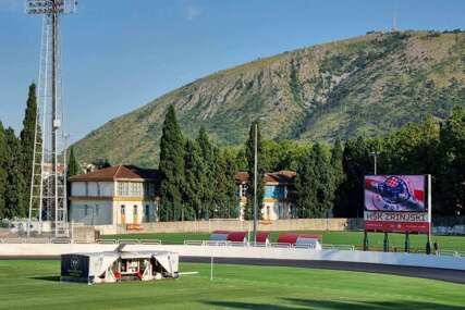 (FOTO) Prošivanje travnjaka na Stadionu u Mostaru je počelo