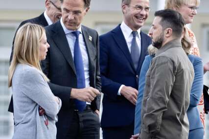 Neobičan video sa NATO samita: Premijer Nizozemske pitao Zelenskog kako je dobio kafu, pa 'rasprava' ko će je popiti!?