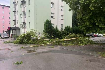 Haos u Sloveniji: Vjetar odnio krovove na kućama, stotine evakuiranih (FOTO)