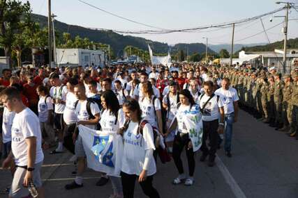 Fotoreporter Bosnainfo zabilježio je kadrove na koje ne možete biti ravnodušni: Hiljade učesnika Marša mira stiglo u Potočare