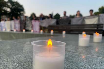 U Beogradu zapaljene svijeće za žrtve genocida u Srebrenici (FOTO)