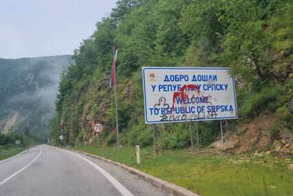 Farbom posuta tabla sa natpisom 'Dobrodošli u Republiku Srpsku' i dopisano 'živio Alija'