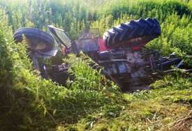 Tragedija kod Kostajnice: Vozač traktora smrtno stradao nakon slijetanja sa regionalnog puta