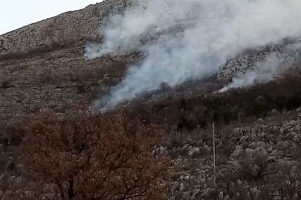 Požar u Trebinju, gori nisko rastinje: Vatrogasci pozivaju na oprez jer tek slijede vreli dani