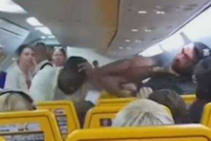 “Nikad nećemo stići kući”: Brutalna tučnjava u avionu