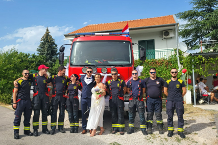 Vatrogasci svog kolegu ispratili na vjenčanje: "Sretno i spretno u braku"