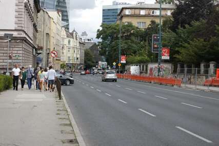 Naše kamere zabilježile: Sanira se trotoar u Titovoj, svi pješaci prešli na drugu stranu (FOTO)