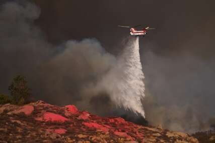 NEVIĐENA TRAGEDIJA U KALIFORNIJI: Dva helikoptera se sudarila dok su gasili požar (VIDEO)