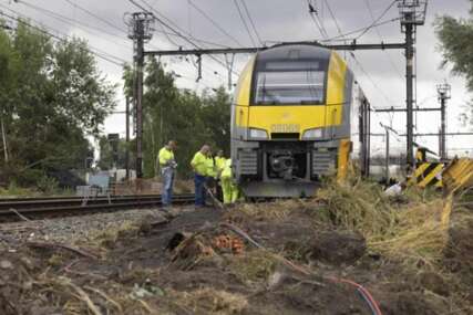 BILI ZAGLAVLJENI 5 SATI! Oko 500 putnika evakuisano iz voza u Belgiji