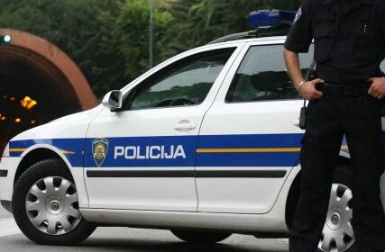Hrvat mora platiti kaznu od 125 eura jer je policajcu 500 puta opsovao mater