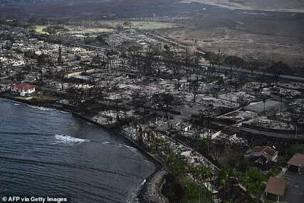 Na obali Mauija kuća ostala netaknuta, okružena spaljenim ruševinama i uništenim imanjima