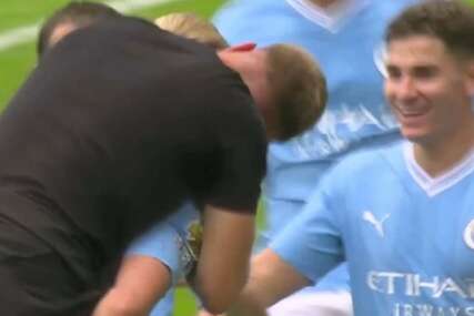 Haaland zabio gol, pa mu navijač skočio na leđa (VIDEO)
