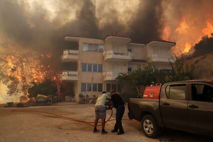 Požari pustoše Grčku, pogledajte dramatičnu borbu vatrogasaca s vatrom (FOTO+VIDEO)