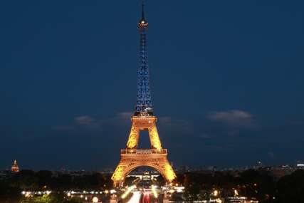 Eiffelov toranj u bojama ukrajinske zastave (FOTO)