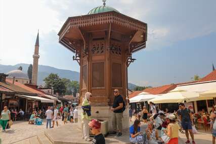 Gužva na ulicama glavnog grada ne jenjava: Turisti oduševljeni Sarajevom i BiH (FOTO)
