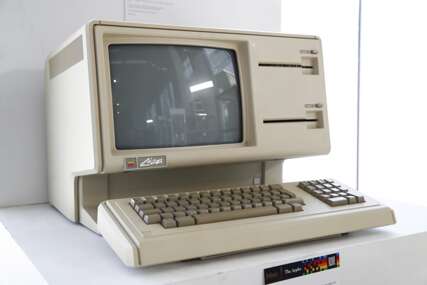 Appleov kompjuter iz 70-ih na aukciji