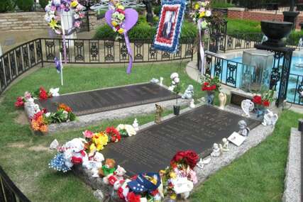 Na današnji dan 1977. obavljen je tragičan ukop Elvisa Presleyja kod Gracelanda
