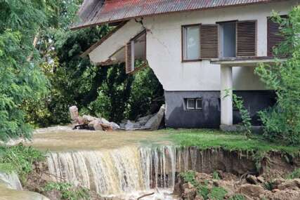 Dramatične scene iz Hrvatske: Urušava se kuća, ne postoji način da se Drava zaustavi (VIDEO)