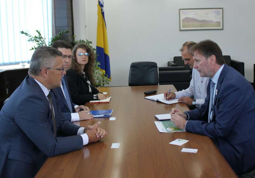 FOTO: MINISTAR HRNJIC S PREDSTAVNICIMA SVICARSKE AMBASADE U BIH/VLADA FBIH