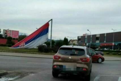 Vjetar srušio nekoliko stabala i zastavu Srbije u Banjoj Luci