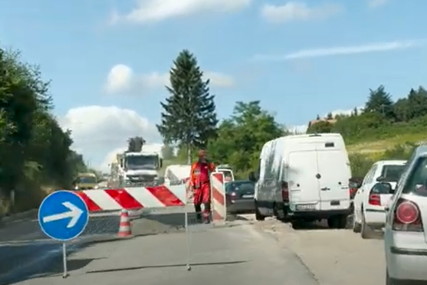 Na dionici ceste M18 Olovo - Semizovac u toku radovi na izgradnji trake za spora vozila (VIDEO)