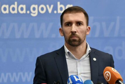 Delić održao novu konferenciju za novinare: U Zavodu Pazarić radi 20 ljudi istog prezimena...