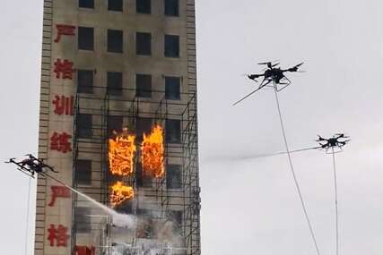 Nevjerovatni Kinezi: Pogledajte dronove kako gase požar na neboderu (VIDEO)
